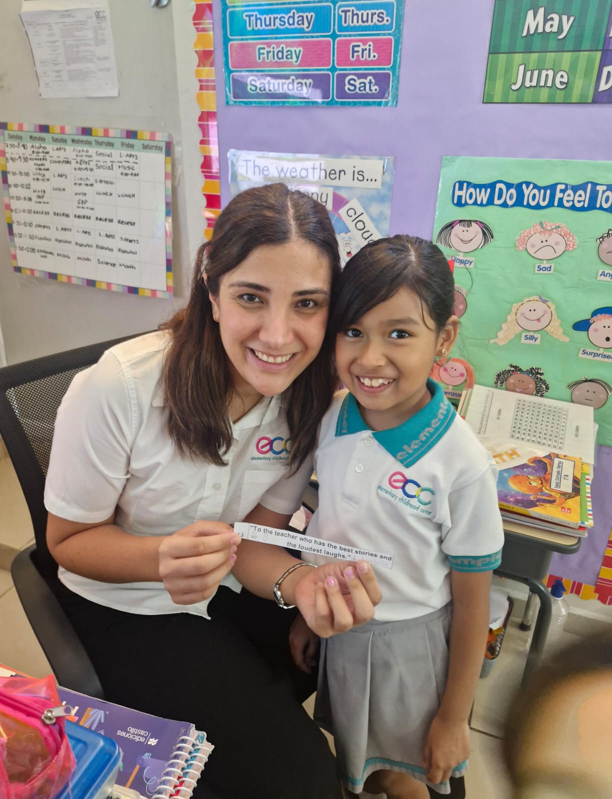 Maestra con alumno en clase de inglés — ECC Primaria