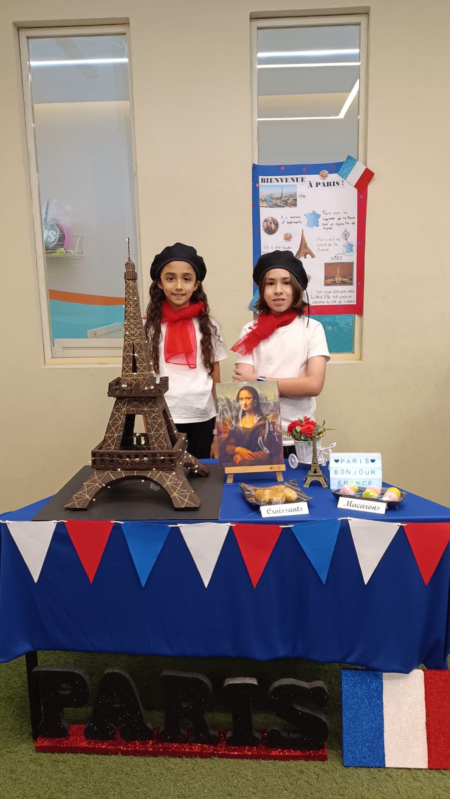 Alumnos en stand de París — Feria de Francia ECC