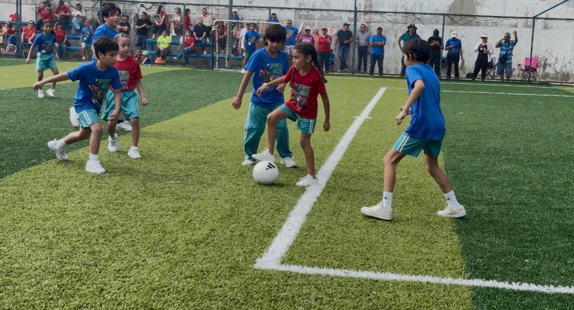 Alumnos corriendo en Sports Day — ECC Primaria