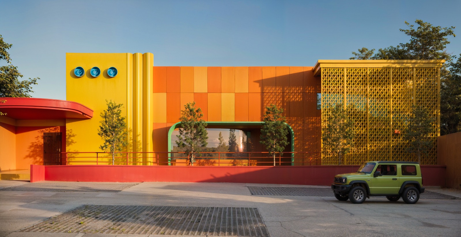 Fachada del campus ECC con colores naranja y amarillo — Tampico
